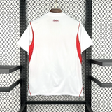 Espalda de la camiseta Turquía 26-27 visitante Mundial 2026 blanca con texto Türkiye en la parte superior