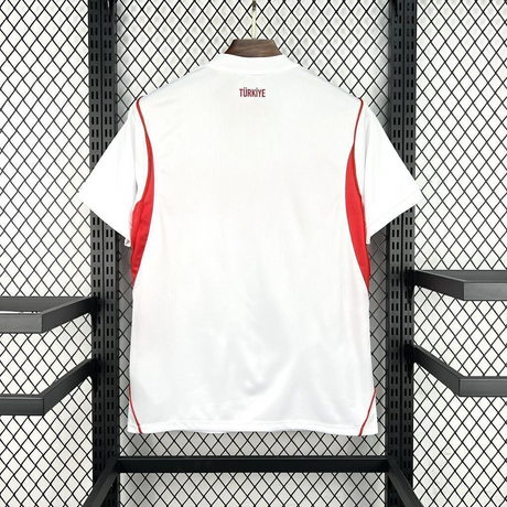 Espalda de la camiseta Turquía 26-27 visitante Mundial 2026 blanca con texto Türkiye en la parte superior