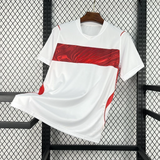 Camiseta Turquía 26-27 visitante Mundial 2026 blanca vista frontal con franja roja marmoleada en el pecho
