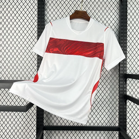 Camiseta Turquía 26-27 visitante Mundial 2026 blanca vista frontal con franja roja marmoleada en el pecho
