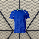 Camiseta Uzbekistán 26-27 local Mundial 2026 vista frontal en azul con detalles blancos
