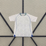 Detalle frontal de la camiseta Uzbekistán 26-27 visitante Mundial 2026 con patrón geométrico y cuello verde y azul