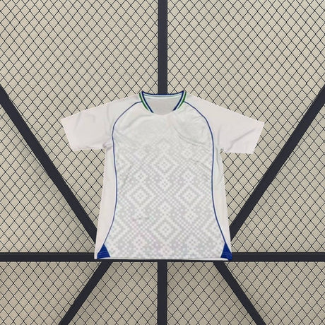 Detalle frontal de la camiseta Uzbekistán 26-27 visitante Mundial 2026 con patrón geométrico y cuello verde y azul