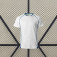 Camiseta Uzbekistán 26-27 visitante Mundial 2026 vista frontal en blanco con detalles azules