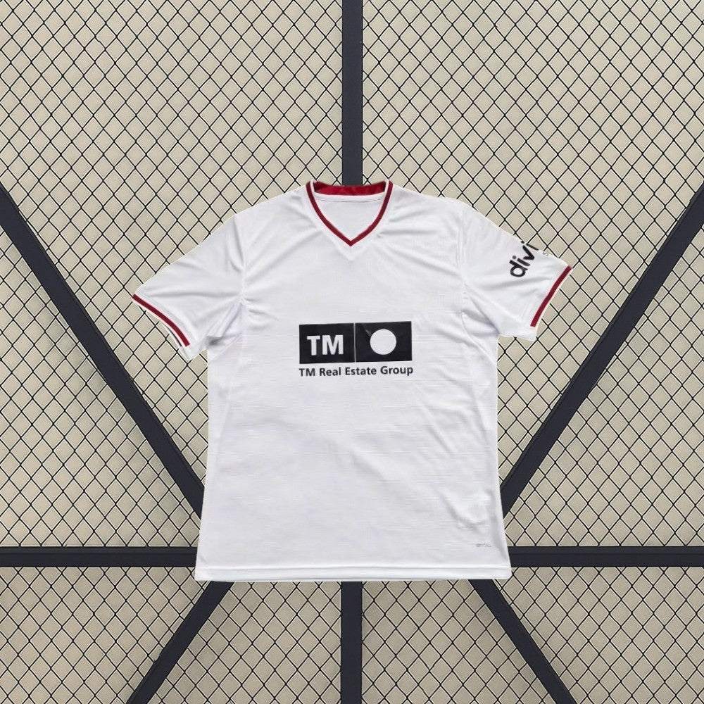Camiseta Valencia 26-27 local vista frontal en color blanco con cuello en V granate
