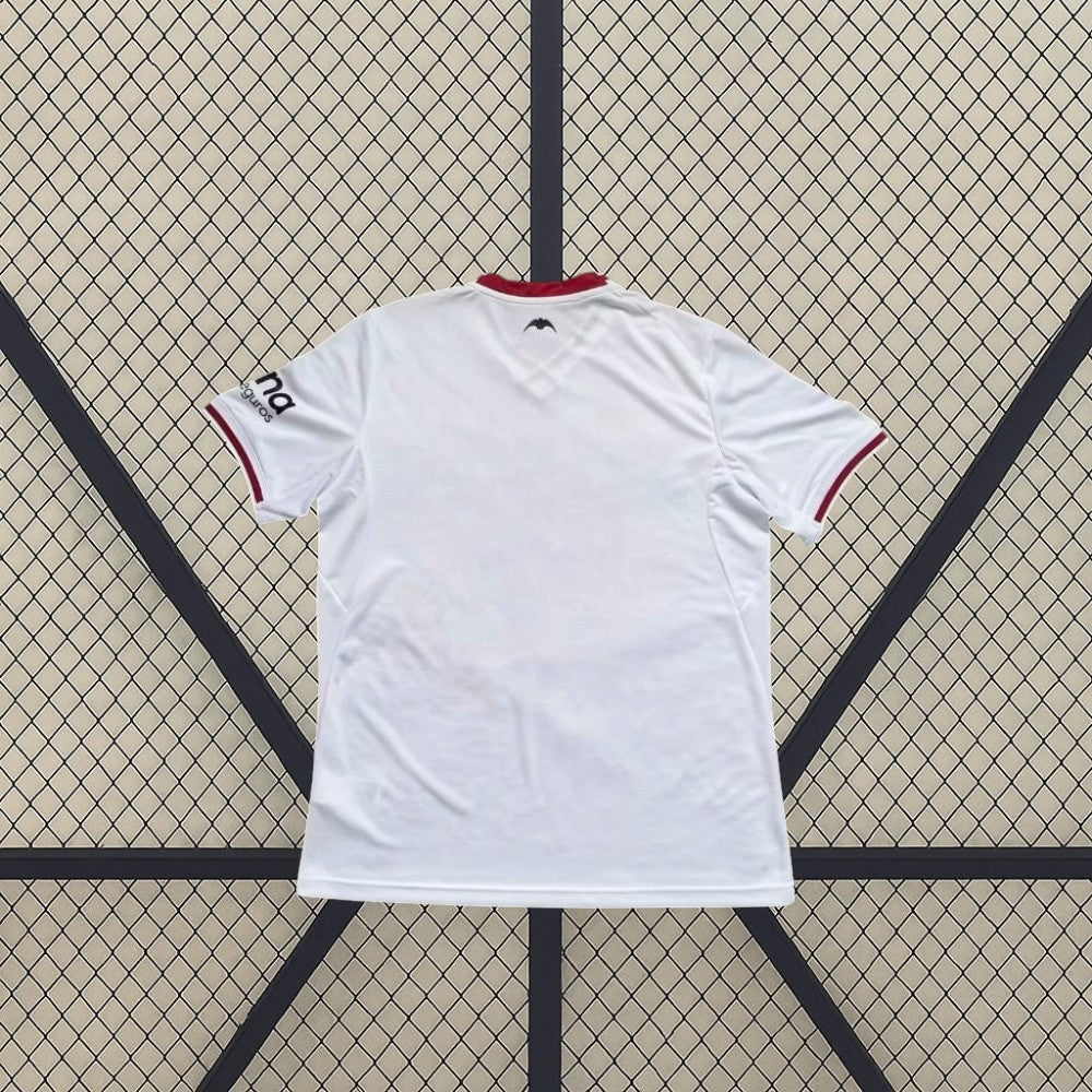Camiseta Valencia 26-27 local vista trasera blanca con detalles granates en cuello y mangas
