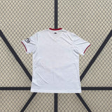 Camiseta Valencia 26-27 local vista trasera blanca con detalles granates en cuello y mangas