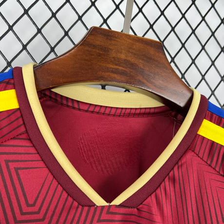 Detalle del cuello en pico de la Camiseta Venezuela 26-27 Local Mundial 2026