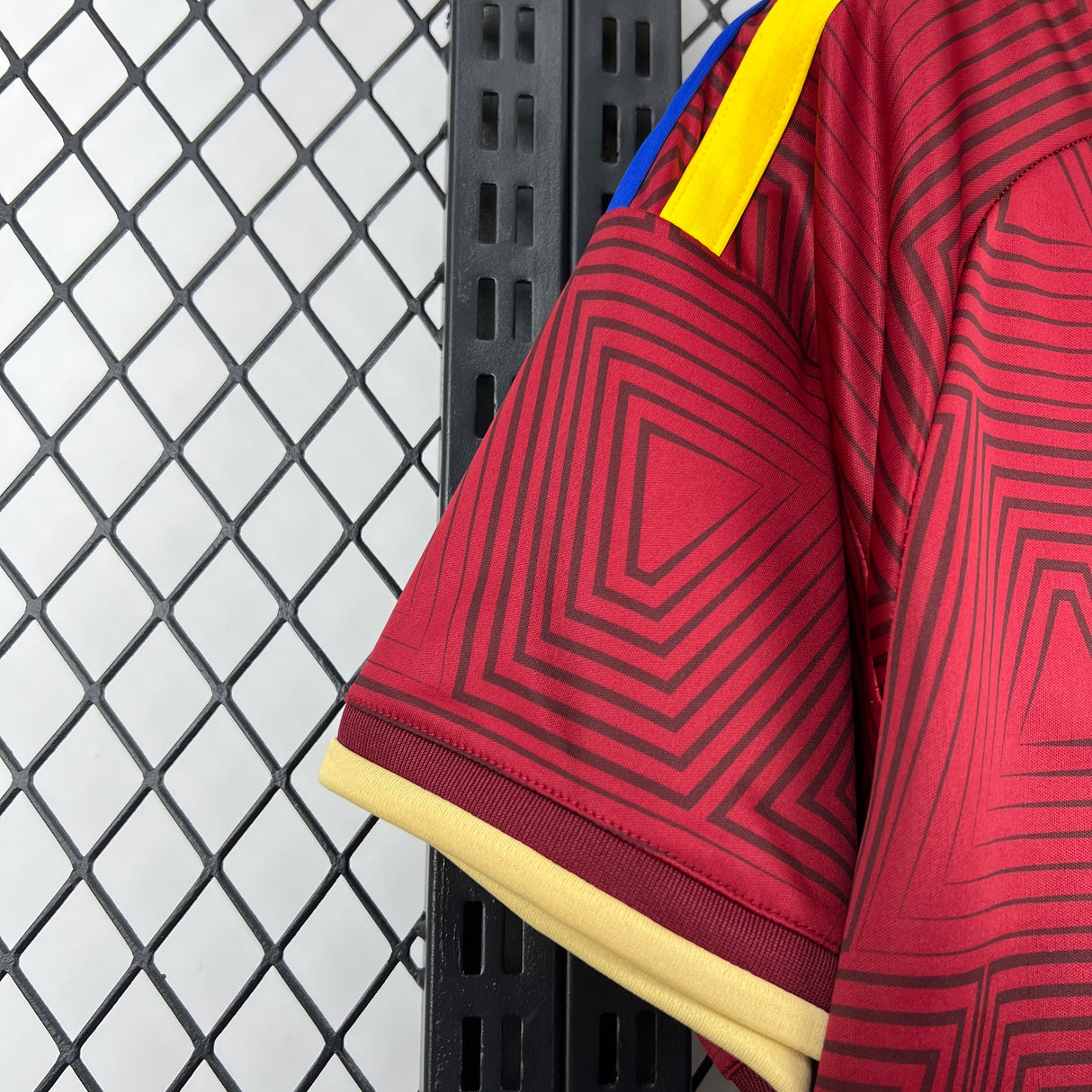 Detalle de la manga y patrón geométrico de la Camiseta Venezuela 26-27 Local Mundial 2026