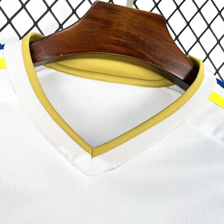 Detalle del cuello en pico de la Camiseta Venezuela 26-27 Visitante Mundial 2026