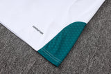 Detalle del bajo de la camiseta del Chándal R.M. 26-27 Media Cremallera Modelo 1 con panel verde oscuro