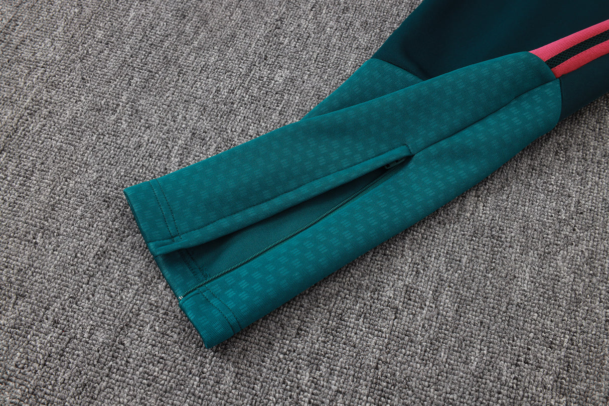 Detalle del bajo con cremallera del pantalón del Chándal R.M. 26-27 Modelo 1