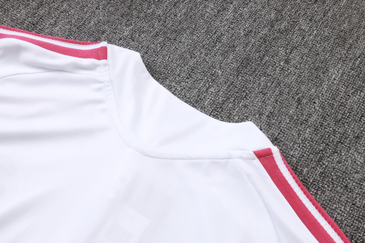 Detalle trasero del cuello blanco del Chándal R.M. 26-27 Modelo 1 con franja rosa en el hombro