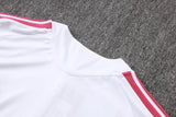 Detalle trasero del cuello blanco del Chándal R.M. 26-27 Modelo 1 con franja rosa en el hombro