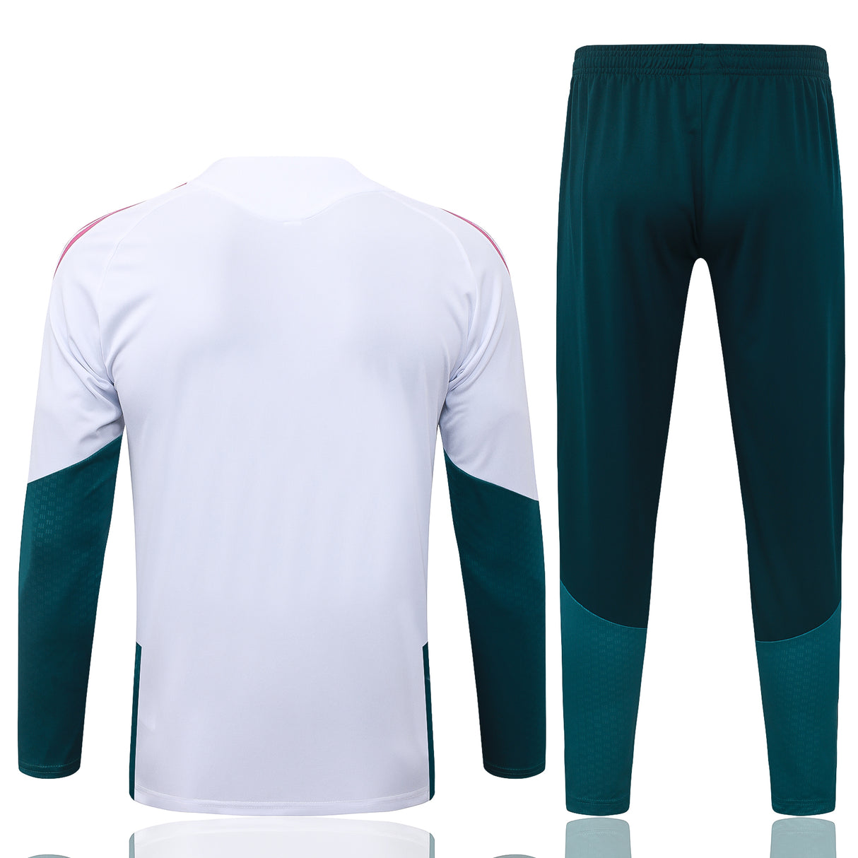 Chándal R.M. 26-27 Media Cremallera Modelo 1 vista trasera con camiseta blanca y pantalón verde oscuro