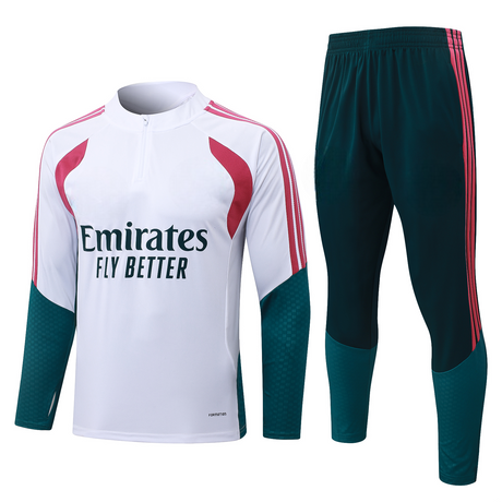 Chándal R.M. 26-27 Media Cremallera Modelo 1 vista frontal con camiseta blanca y pantalón verde oscuro