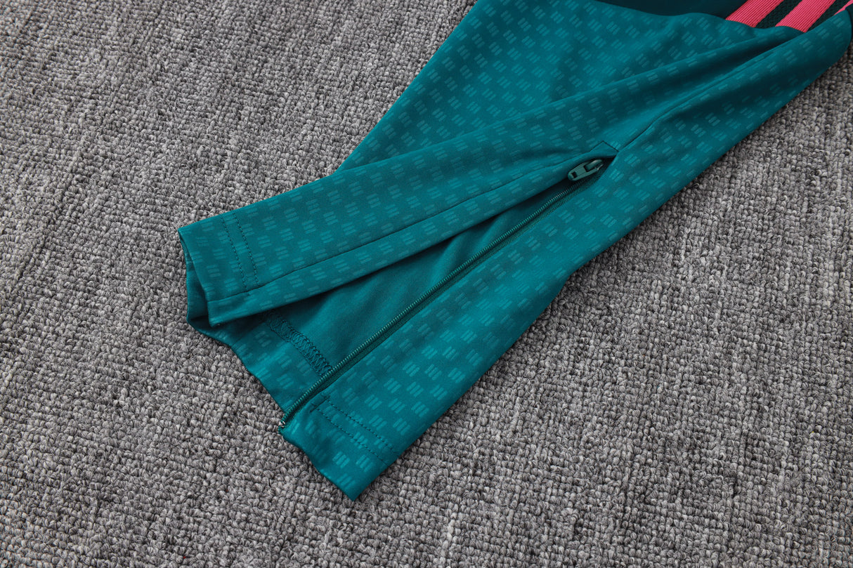 Detalle del bajo con cremallera del pantalón del Chándal R.M. 26-27 Modelo 2