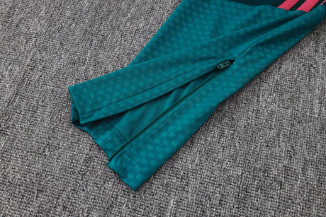 Detalle del bajo con cremallera del pantalón del Chándal R.M. 26-27 Modelo 2