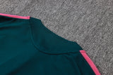 Detalle trasero del cuello del Chándal R.M. 26-27 Modelo 2 con franja rosa en el hombro