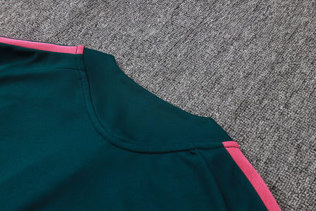 Detalle trasero del cuello del Chándal R.M. 26-27 Modelo 2 con franja rosa en el hombro