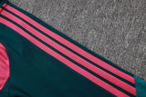 Detalle de las franjas rosas de la manga del Chándal R.M. 26-27 Modelo 2