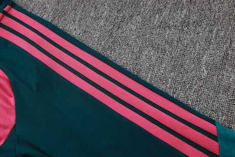 Detalle de las franjas rosas de la manga del Chándal R.M. 26-27 Modelo 2