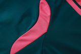 Detalle del panel rosa frontal del Chándal R.M. 26-27 Modelo 2 sobre base verde petróleo
