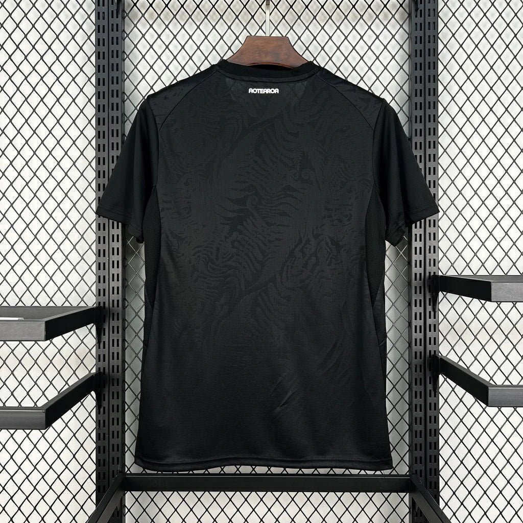 Vista trasera de la camiseta Nueva Zelanda 26-27 visitante con detalle Aotearoa en el cuello