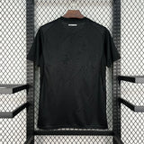 Vista trasera de la camiseta Nueva Zelanda 26-27 visitante con detalle Aotearoa en el cuello