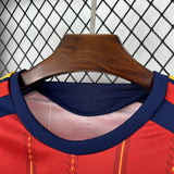 Detalle del cuello frontal de la camiseta España local Mundial 2026