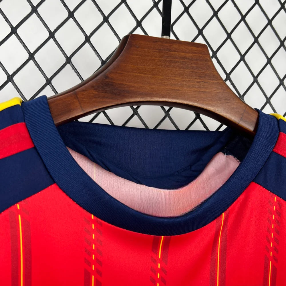 Detalle del cuello frontal de la equipación España local niño Mundial 2026