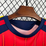 Detalle del cuello frontal de la equipación España local niño Mundial 2026