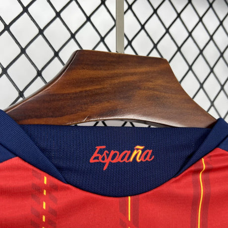 Detalle interior del cuello de la camiseta España local Mundial 2026