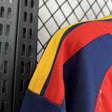 Detalle del hombro de la camiseta España local Mundial 2026
