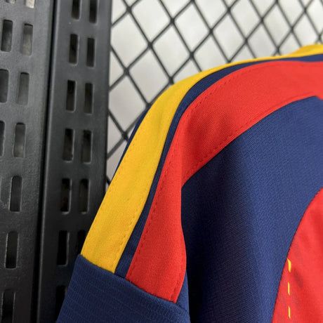 Detalle del hombro de la camiseta España local Mundial 2026