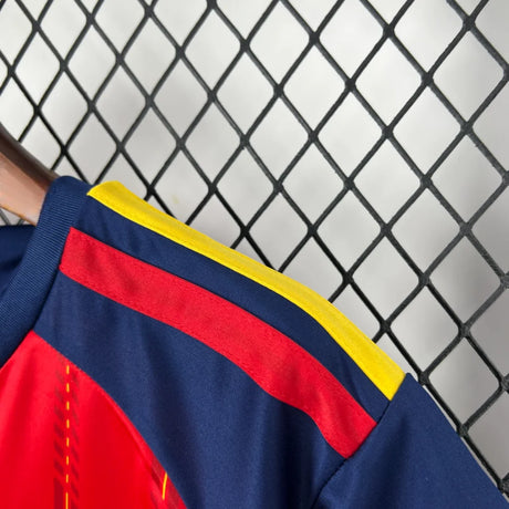 Detalle del hombro de la equipación España local niño Mundial 2026