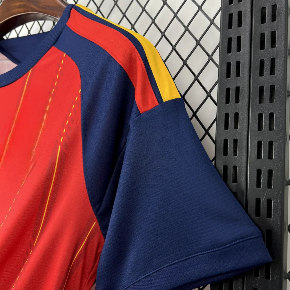 Detalle de manga y hombro de la camiseta España local Mundial 2026