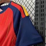 Detalle de manga y hombro de la camiseta España local Mundial 2026