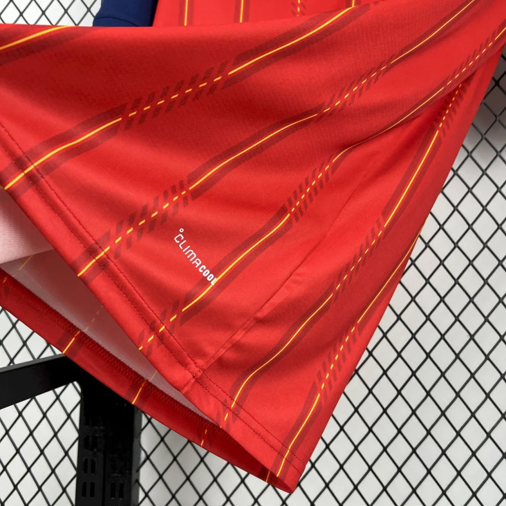 Detalle del tejido y patrón de la camiseta España local Mundial 2026
