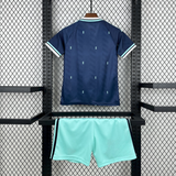 Equipación Alemania 26-27 Visitante Niño Mundial 2026 vista trasera con camiseta azul marino y pantalón verde agua