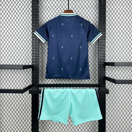 Equipación Alemania 26-27 Visitante Niño Mundial 2026 vista trasera con camiseta azul marino y pantalón verde agua