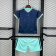 Equipación Alemania 26-27 Visitante Niño Mundial 2026 vista frontal con camiseta azul marino y pantalón verde agua
