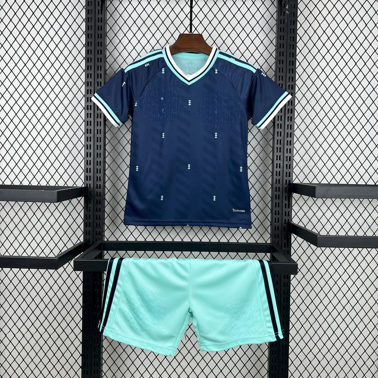 Equipación Alemania 26-27 Visitante Niño Mundial 2026 vista frontal con camiseta azul marino y pantalón verde agua