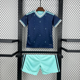 Equipación Alemania 26-27 Visitante Niño Mundial 2026 vista frontal con camiseta azul marino y pantalón verde agua