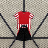 Espalda de la equipación Athletic de Bilbao 26-27 local niño con camiseta roja y blanca y pantalón negro