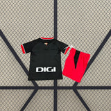 Equipación Athletic de Bilbao 26-27 visitante niño vista trasera con camiseta negra y pantalón rojo