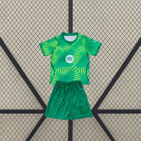 Equipación Barcelona 26-27 portero verde niño con camiseta estampada y pantalón corto verde