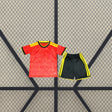 Equipación Bélgica 26-27 Local Niño Mundial 2026 con camiseta roja y pantalón negro vista frontal