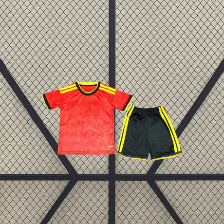 Equipación Bélgica 26-27 Local Niño Mundial 2026 con camiseta roja y pantalón negro vista frontal