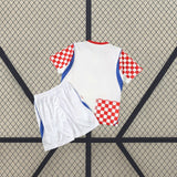 Espalda de la equipación Croacia niño 26-27 local con camiseta blanca y detalles de cuadros rojos y blancos